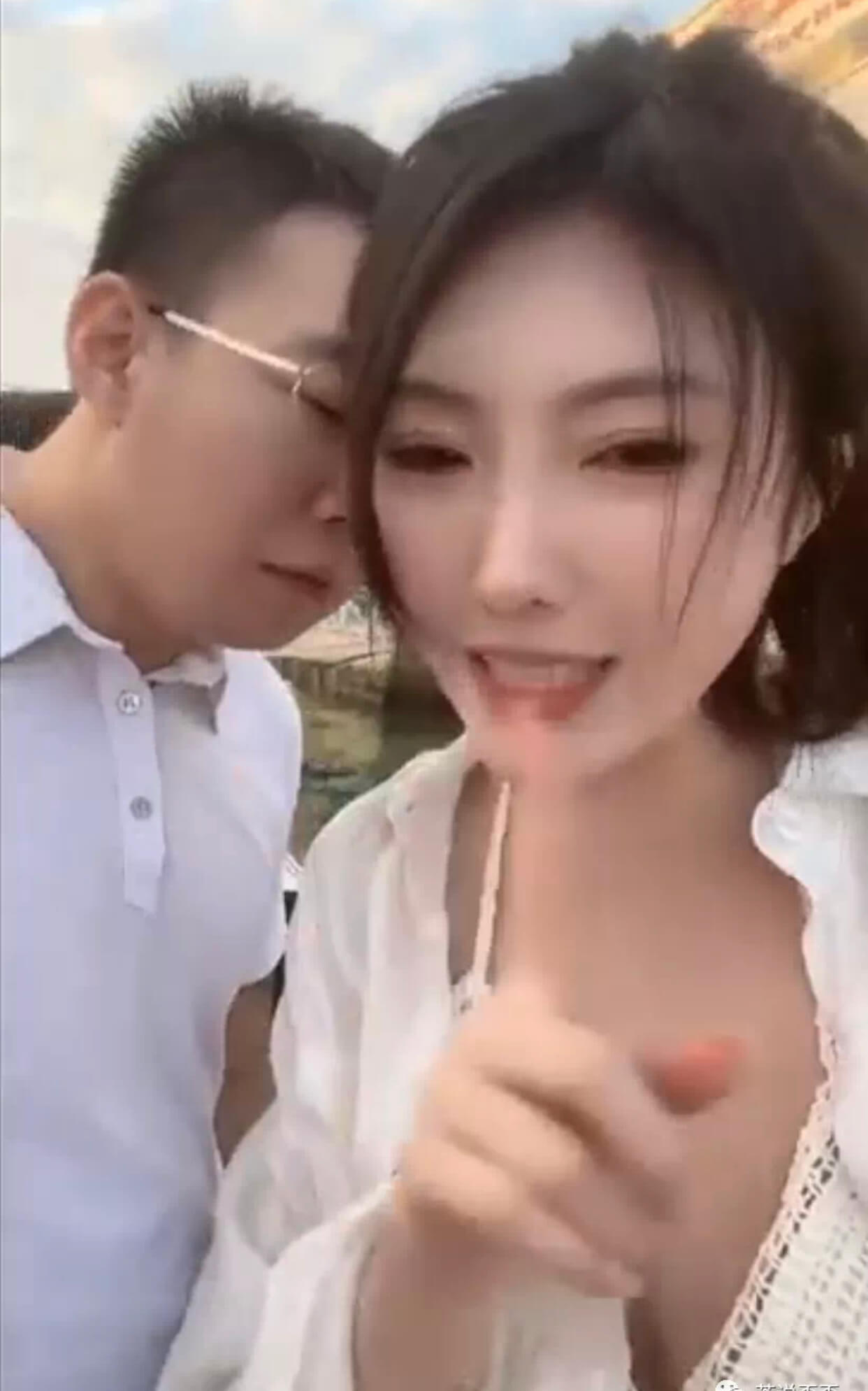 小白龙调戏小温妮！小白龙钻怀里看小温妮胸-第1张