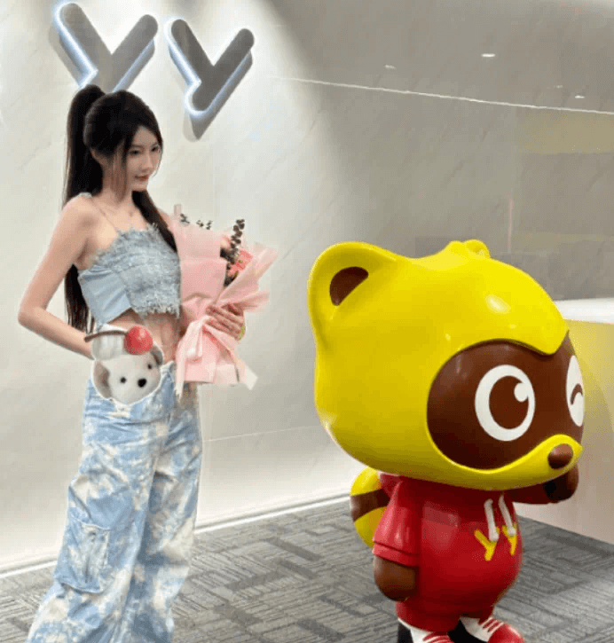 小温妮续约现身YY官方总部！-第1张