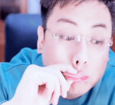 大傻萱指脑门玄律，你把嘴闭上！-第1张