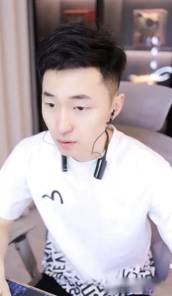 老毕能回家过年，主播曝王冕老李老毕三人里老毕最轻！-第1张