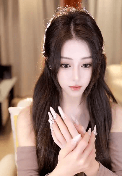 女主播参加盛典下血本，礼服上万美甲一千。-第1张