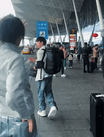 被陈静莹折腾够呛天佑满脸憔悴，独行现身三亚！-第1张
