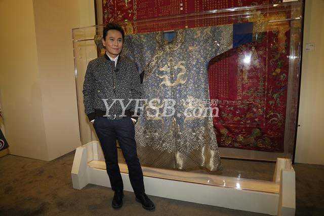 爱上一个人我们都没有错 张信哲上百件藏品曝光-第1张 张信哲上百件藏品曝光 为新专辑割爱卖龙袍