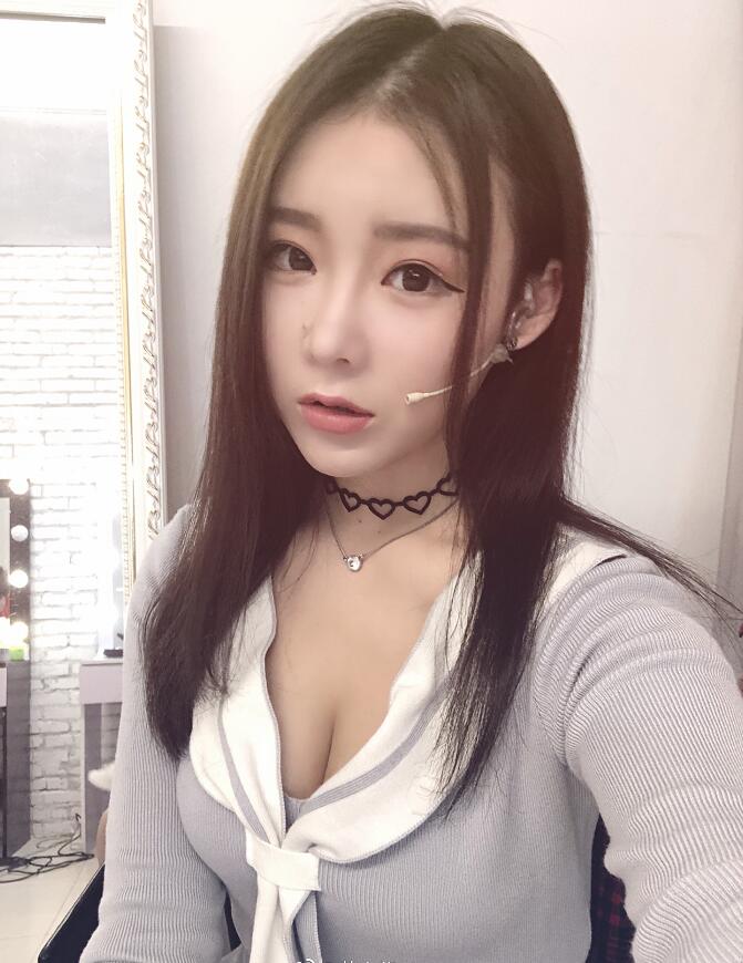 企鹅电竞艾米酱aimee性感福利套图欣赏 艾米酱高清自拍壁纸图集-第13张