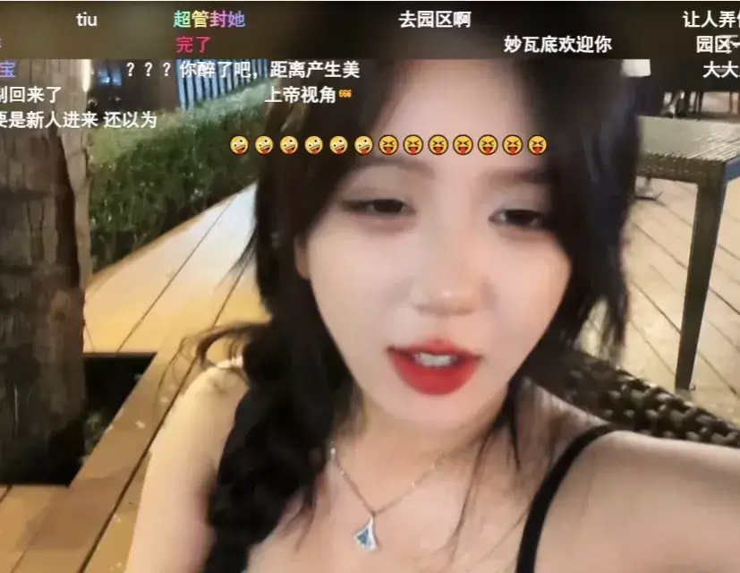 呆妹儿春节出国旅游，泳装直播遭超管扣分，怒斥是不是被针对？-第2张