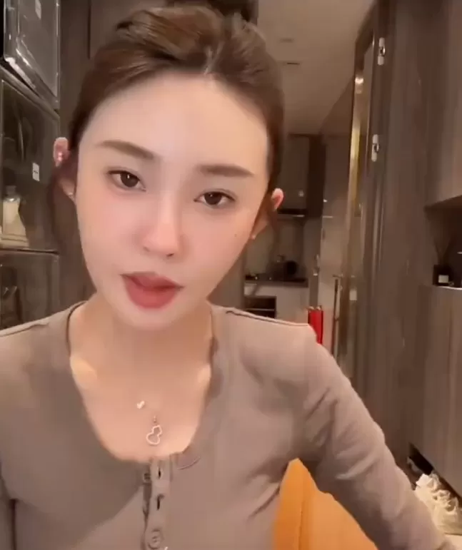 天佑前妻陈静莹直播控诉，分手后一直遭网暴：女性为何总