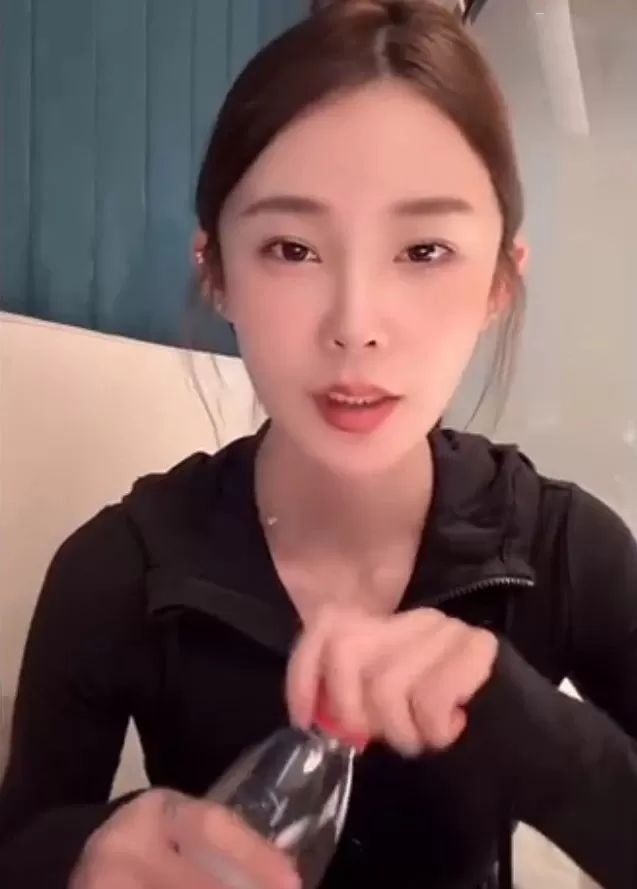 天佑前妻陈静莹直播控诉，分手后一直遭网暴：女性为何总