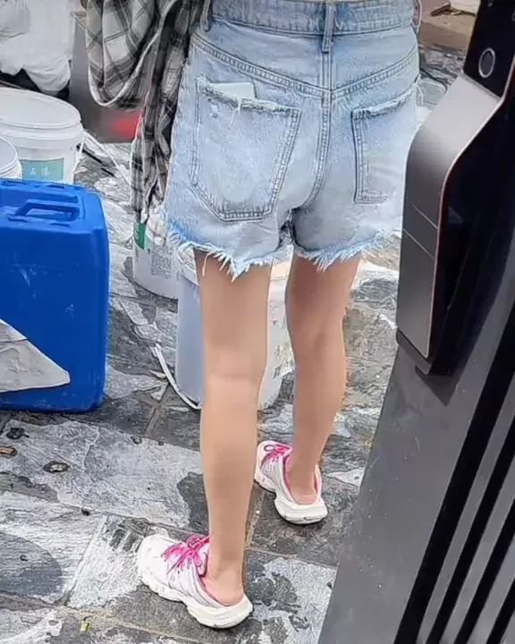 文森到期携爱妻抖音开播，签小洲传媒曝DFBB近况-第1张